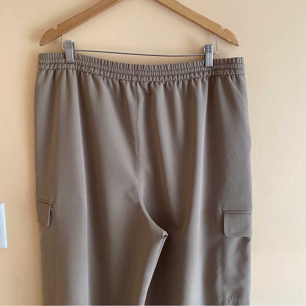 Athleta Promenade High Rise Cargo Pants XL Taupe Wide Leg Travel Lounge 2024 - Picture 8 of 16